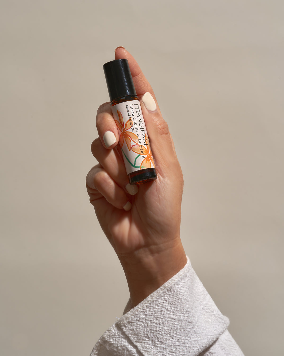 Hand holding the Frangipani Litsea Cubeba & Bergamot roll-on